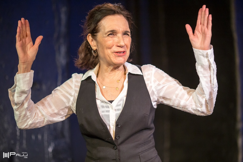 The Naked Stage, Regina Saisi