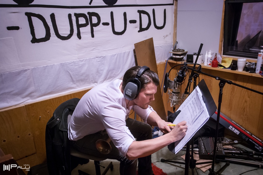 Trinity Skivinspelning. (3012 besök) Karl Olandersson sitter i studion Musikrum-1 i Uppsala vid inspelningan av albumet Three sommaren 20... Trinity Skivinspelning.