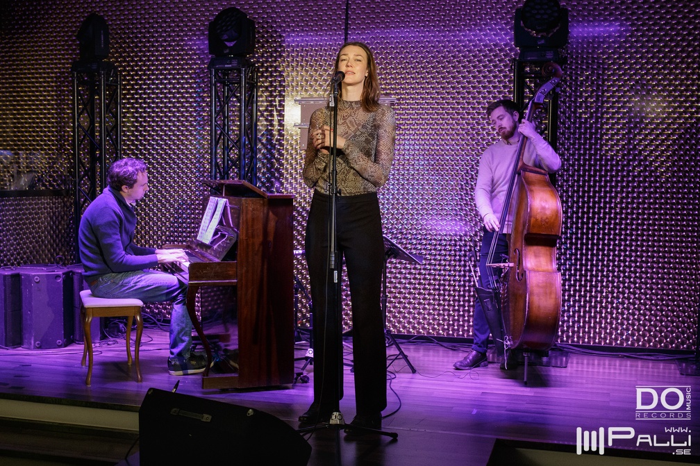 Cajsa Zerhouni (3710 besök) Cajsa Zerhouni på JazzPool 8 januari 2019.
Cajsa Zerhouni, sång
Mattias Lindberg, piano
Arvid Jull... Cajsa Zerhouni