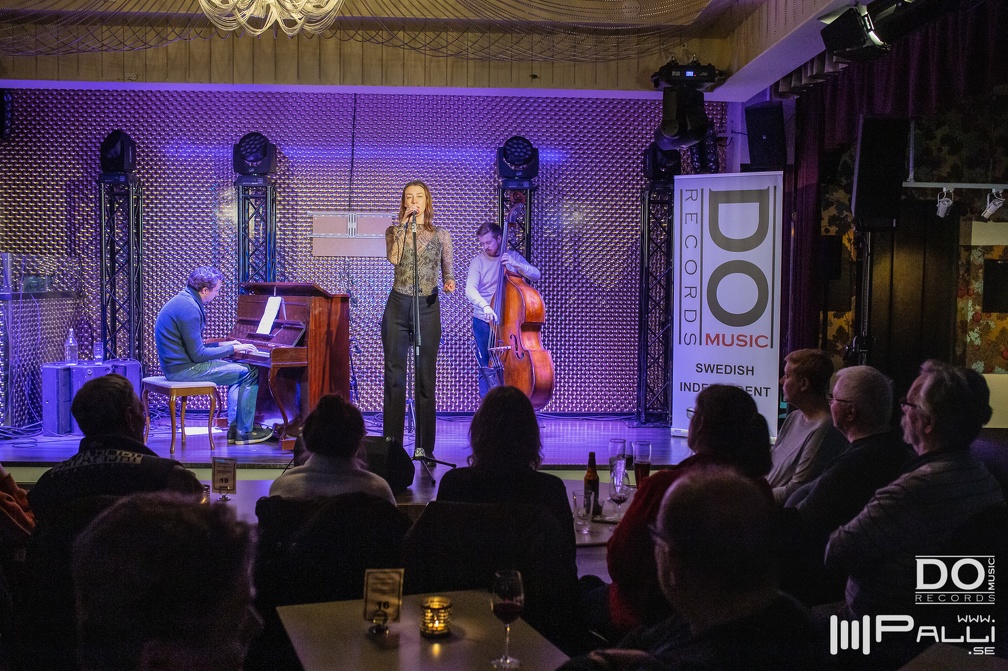 Cajsa Zerhouni (3667 besök) Cajsa Zerhouni på JazzPool 8 januari 2019.
Cajsa Zerhouni, sång
Mattias Lindberg, piano
Arvid Jull... Cajsa Zerhouni