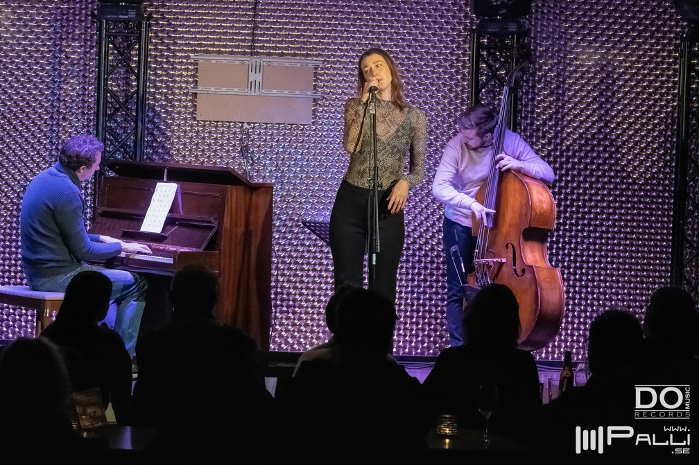 Cajsa Zerhouni (2959 besök) Cajsa Zerhouni på JazzPool 8 januari 2019.
Cajsa Zerhouni, sång
Mattias Lindberg, piano
Arvid Jull... Cajsa Zerhouni