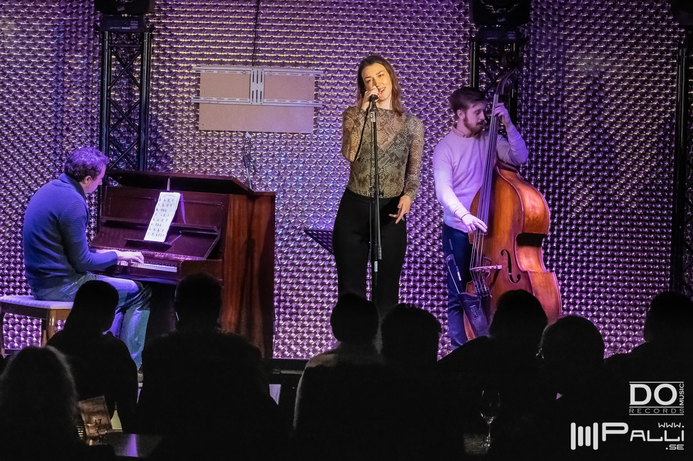 Cajsa Zerhouni (2902 besök) Cajsa Zerhouni på JazzPool 8 januari 2019.
Cajsa Zerhouni, sång
Mattias Lindberg, piano
Arvid Jull... Cajsa Zerhouni