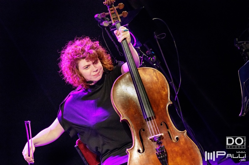 Gabriella Swallow (2206 besök) Judith Owen Band, Södra Teater, Stockholm 1 of October 2018.
ID: 181001_img_174419 Gabriella Swallow