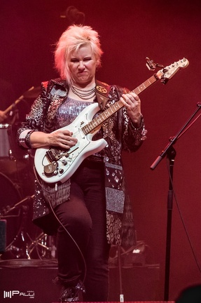 Jennifer Batten band i Uppsala.