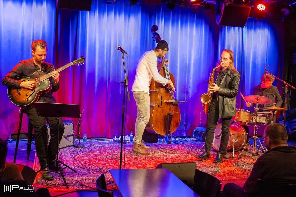 Jimmy Halperin med Pål Nyberg Trio (4950 besök) Jimmy Halperin med Pål Nyberg Trio
Jimmy Halperin tenorsax
Pål Nyberg gitarr
Robert Erlandsson bas... Jimmy Halperin med Pål Nyberg Trio