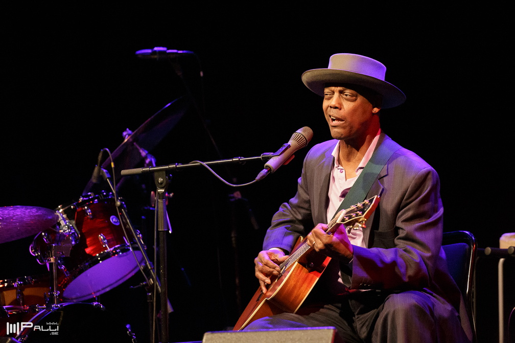 Eric Bibb & Band