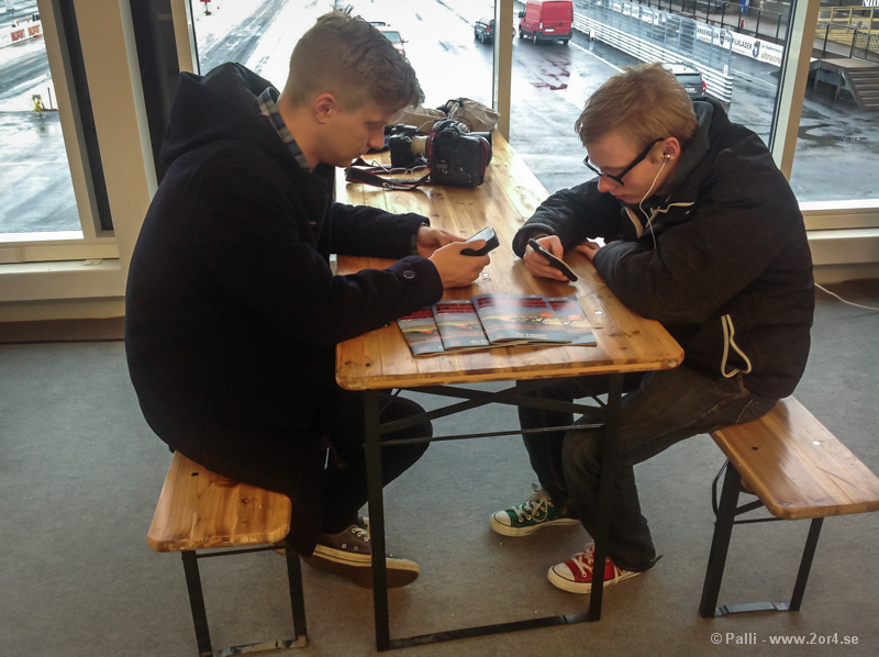 Að bíða eftir að keppnin byrji Að bíða eftir að keppnin byrji