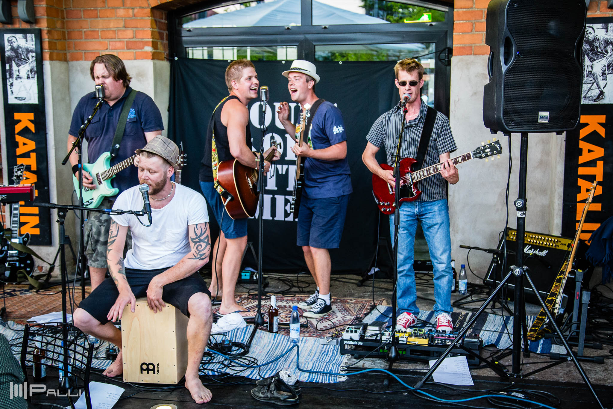 En tidig terrasskonsert, när den var något primitiv. De spelar på Katalin 28 feb 2025.26 juli 2016.