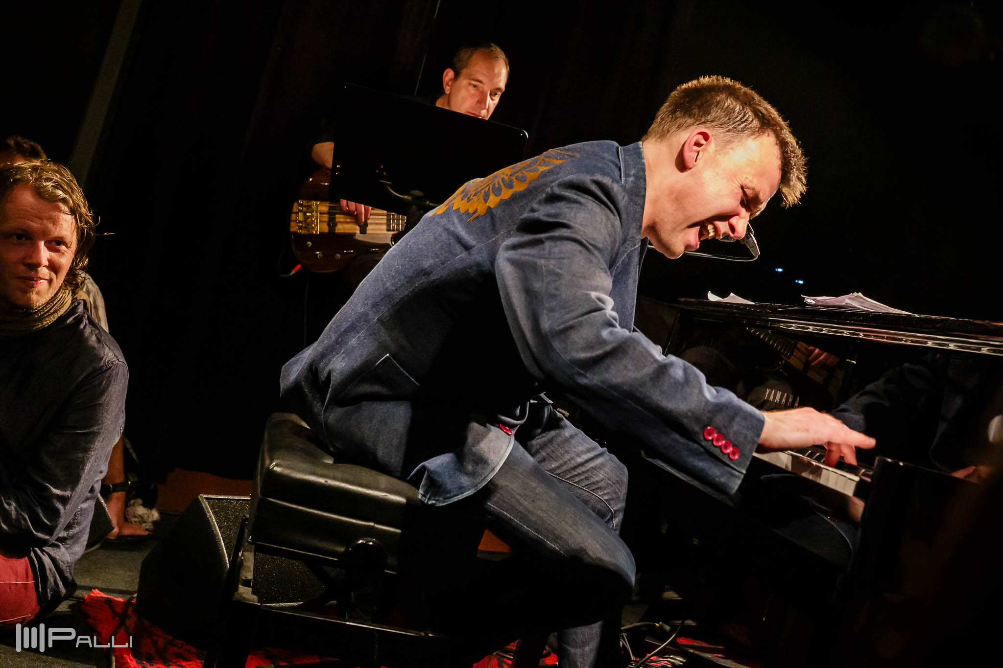 Feån en unik konsert på Jazzbaren. Jag har aldig varit där med så mycket folk, det var med råge överfullt. Folk trängde sig in lite utan kontroll. Publike satt på scenkonsenkanten, nästan under Anders. Han och bandet var i högform och stämningen var tät, det gick bokstavligen att ta på den med händerna.Tack Anders!19 april 2018.