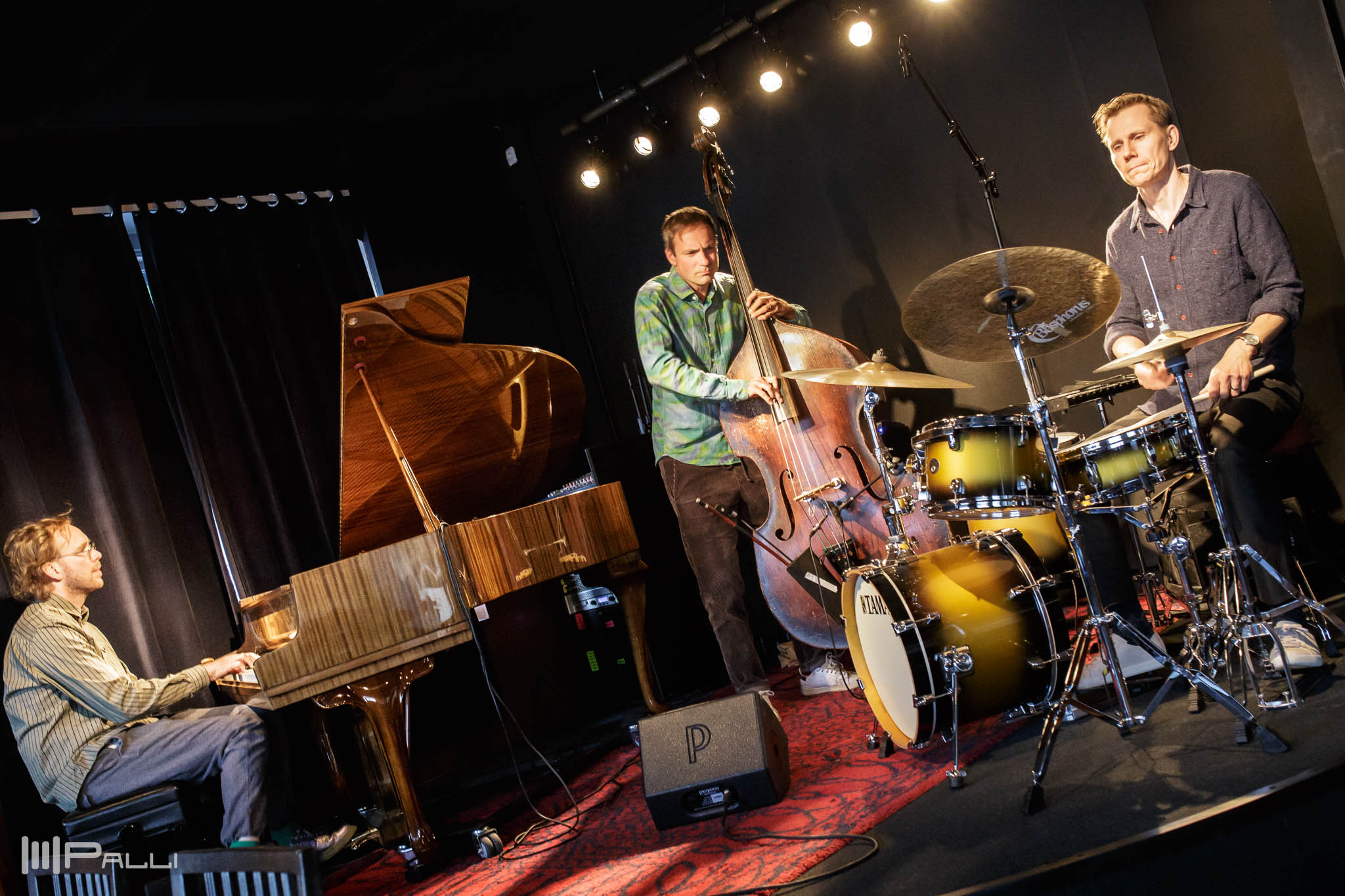 Music Music Music på Jazzbaren.Michael Edlund: drumsFabian Kallerdahl: keysJosef Kallerdahl: bass. 17 maj 2018.