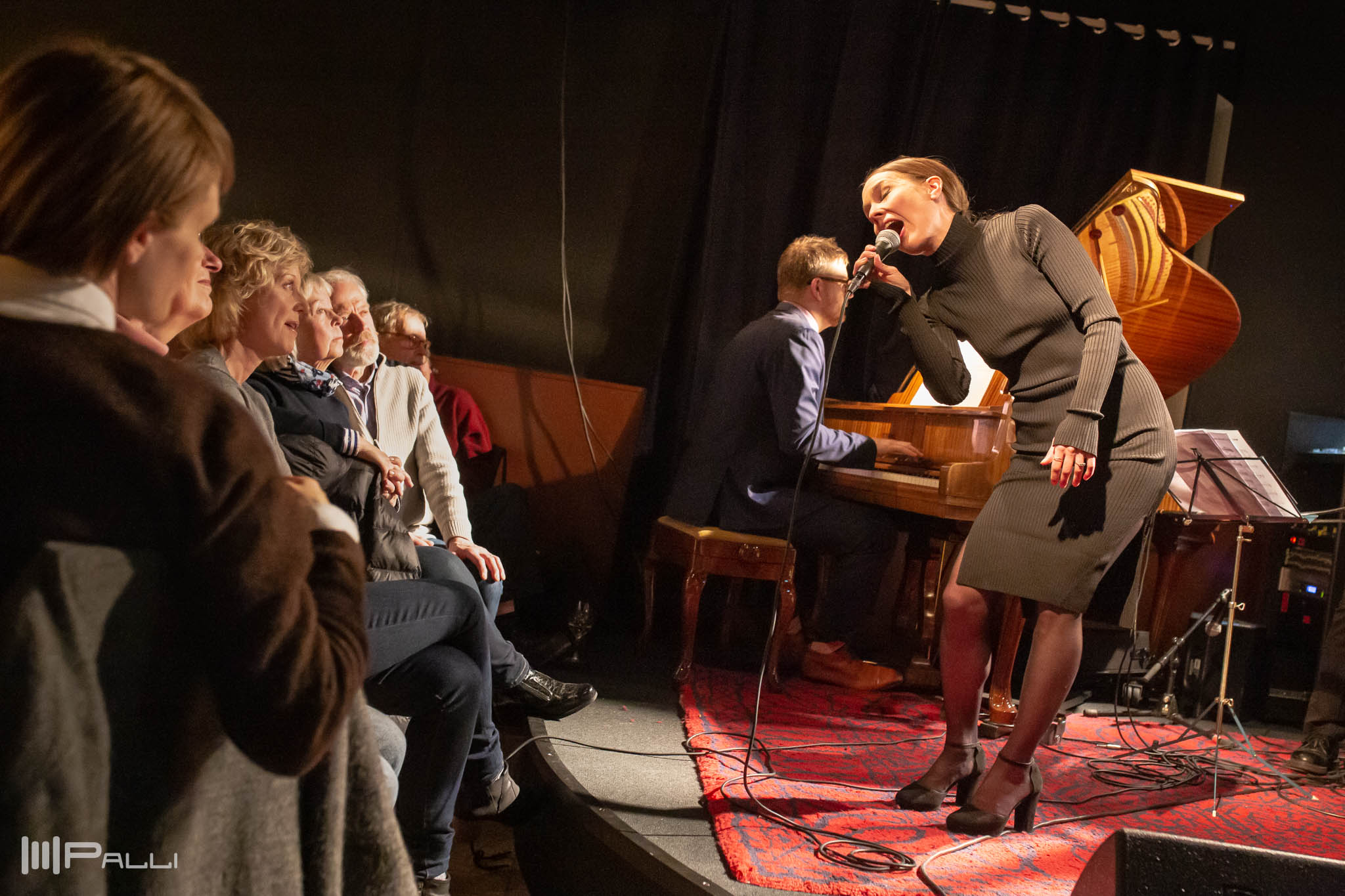 Isabella Lundgren - Swings the Tivoli på Jazzbaren 8 februari 2019.Isabella Lundgren sångMartin Sjöstedt pianoDaniel Fredriksson trummorNiklas Fernqvist kontrabas