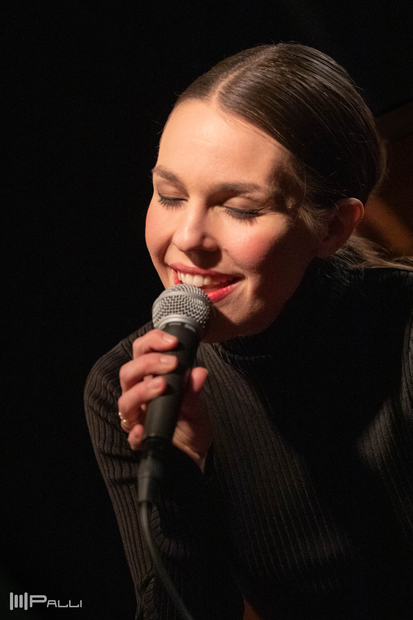 Isabella Lundgren med band.