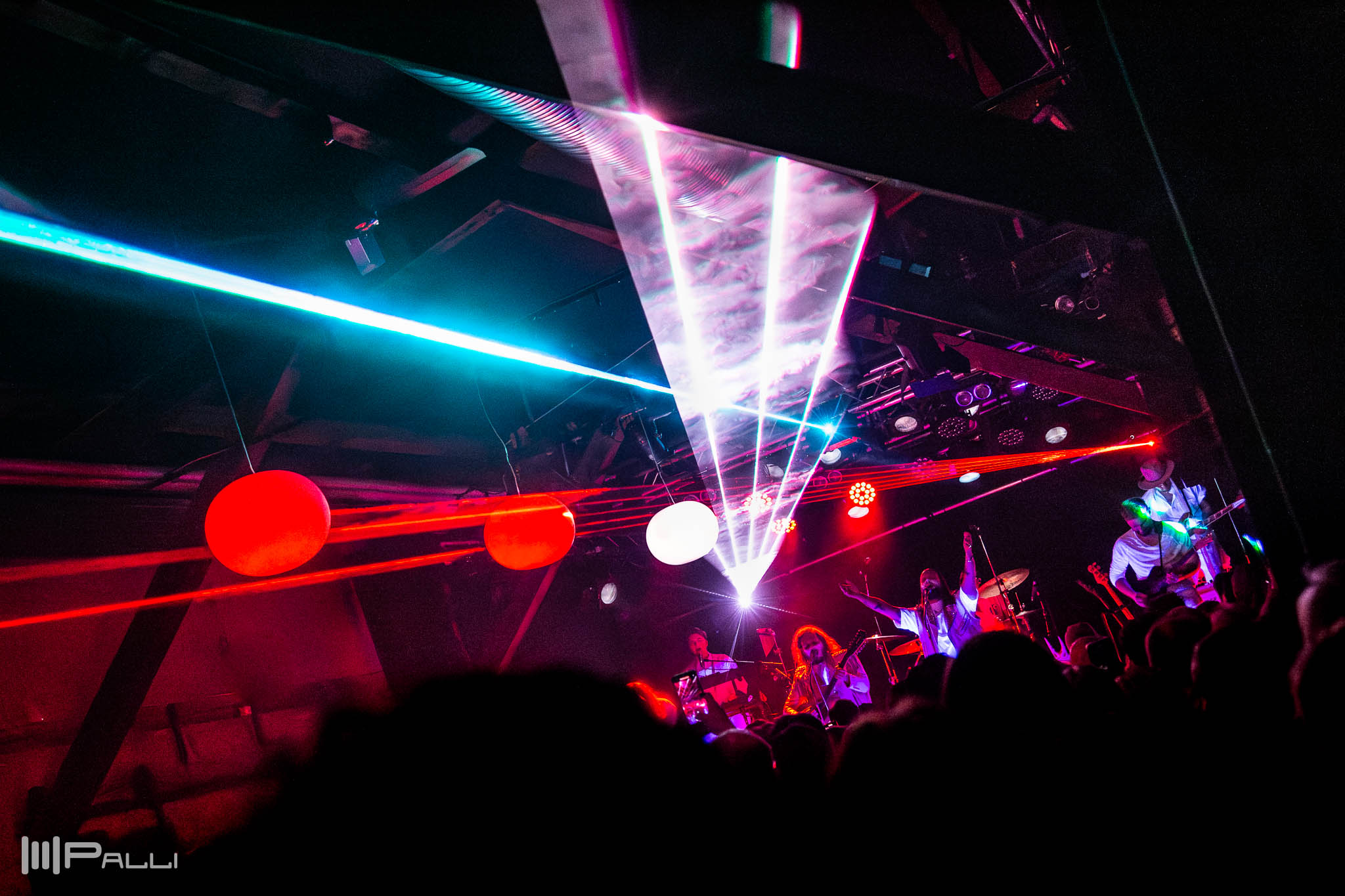 Det var inte bara magnifik musik, de hade en hel stab med sig som arrangerade ett bländande lasershow.12 januari 2012.