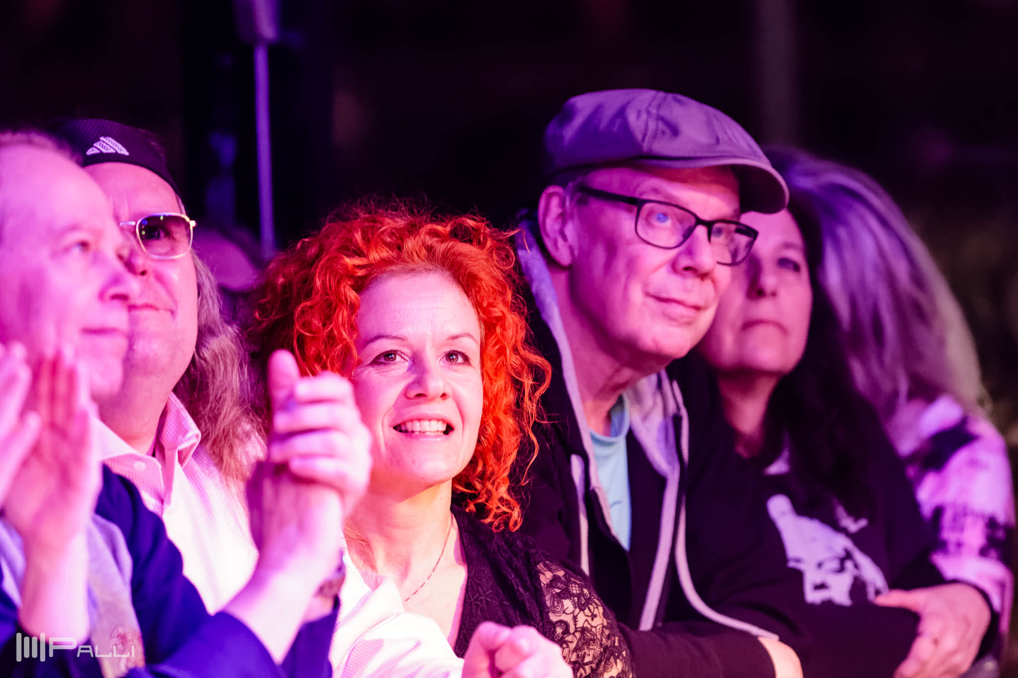 Entusiastisk publik med Åsa Ottoson, storkonsument av livemusik i mitten.25 mars 2023.