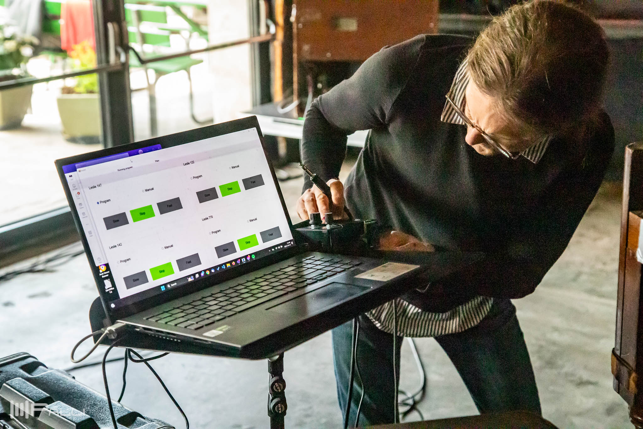 Andreas med den App som han har utvecklat för styrningen af fyra Leslie