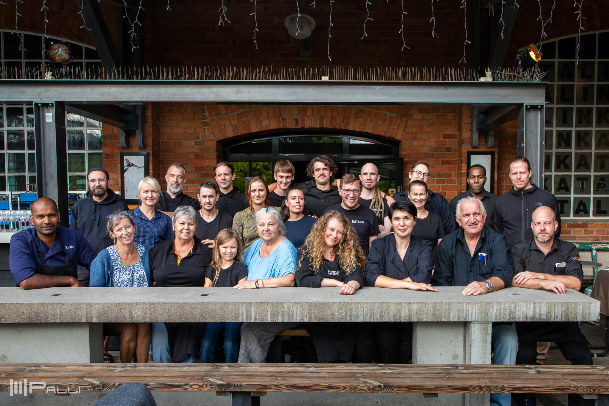Detta bar ett unikt mmoment, alla stjärnorna stod rätt! Elisabeth Agh  hörde av sig till mig en fredagskväll: "Kan du komma och ta gruppfoto på personalen klockan fem på måndag?"Då inträffadee en unik situation, hela persosnalen på plats i ett strålande väder och inte en enda gäst som störde!