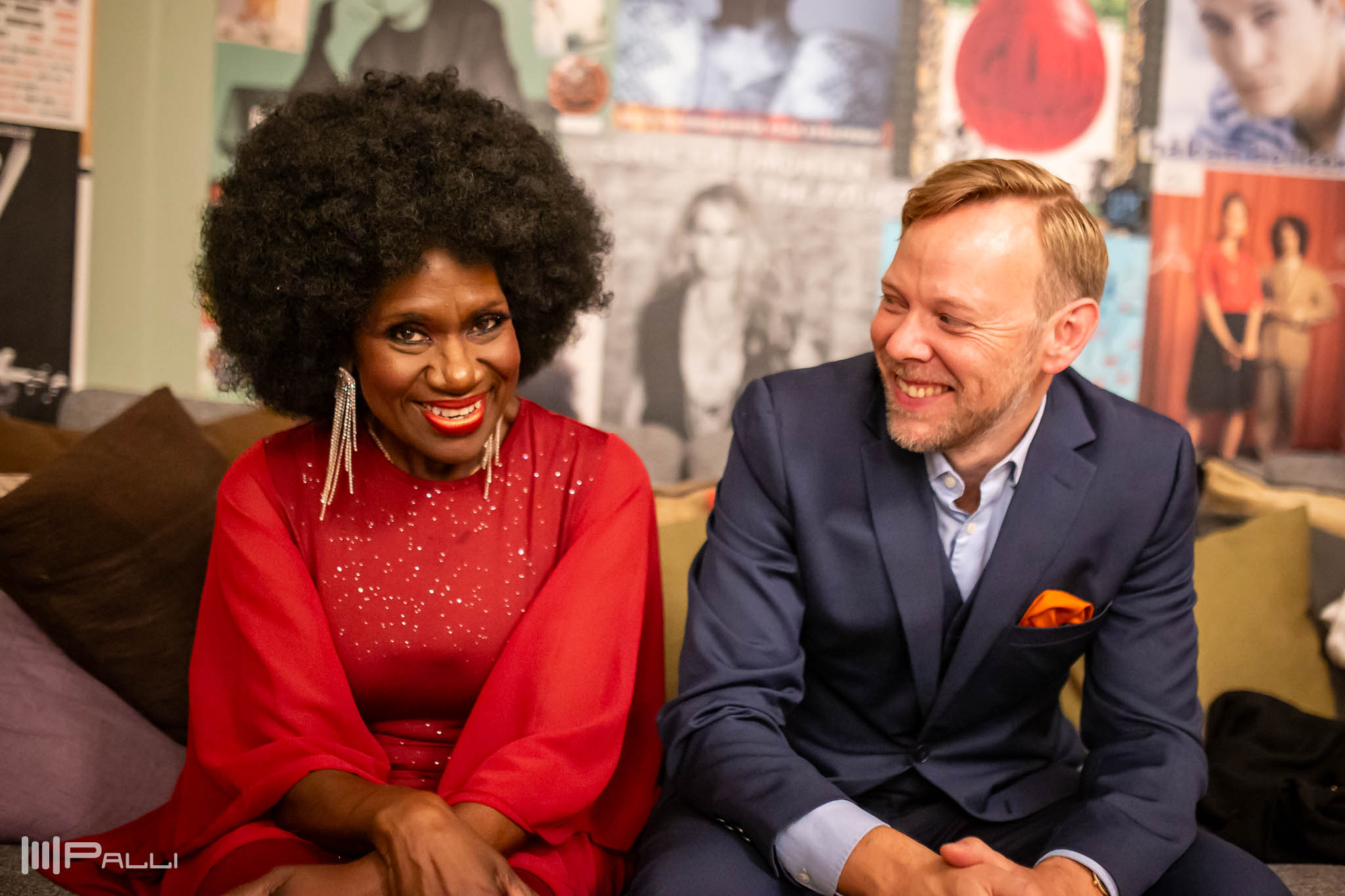 De bad om avslappnade foton och här är de i backstage rummet i pausen.25 september 2024.