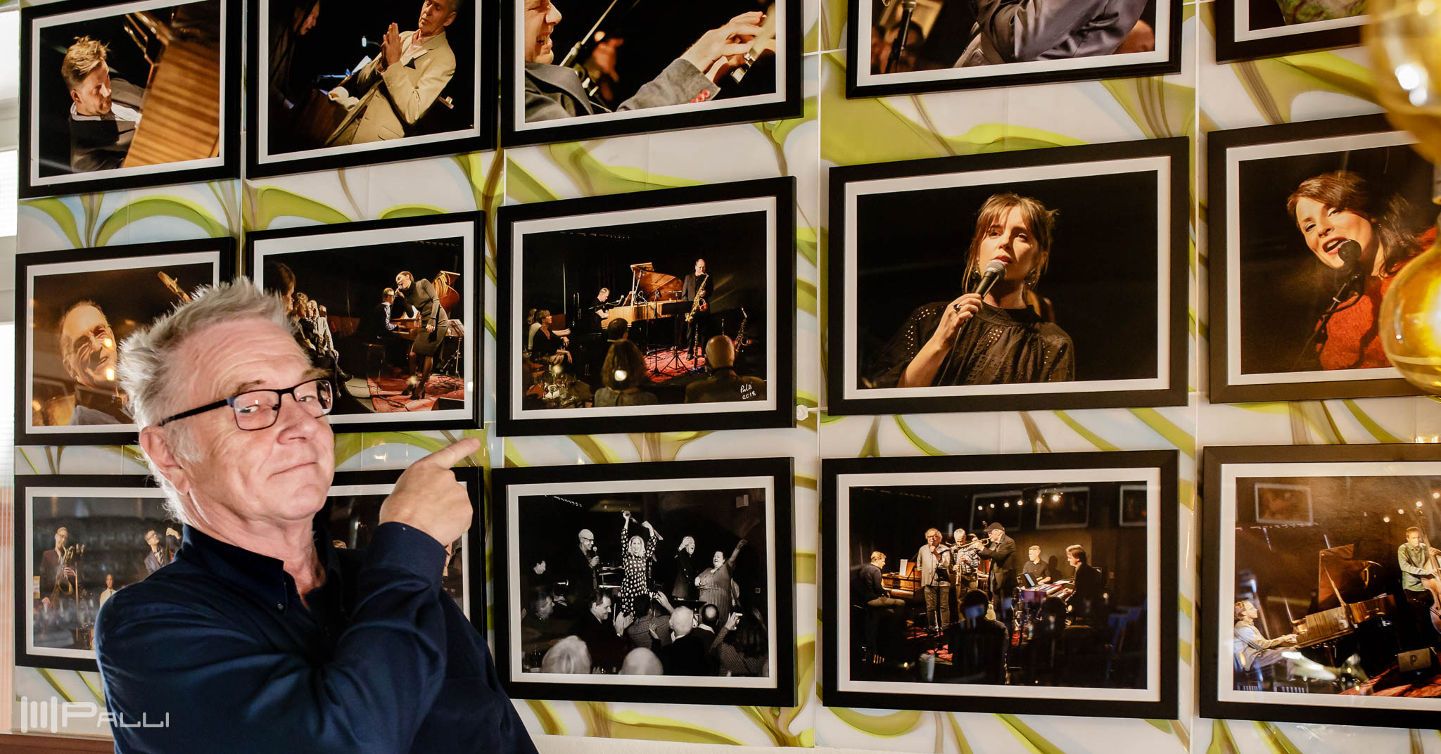 Vid Jazzbarens vägg.