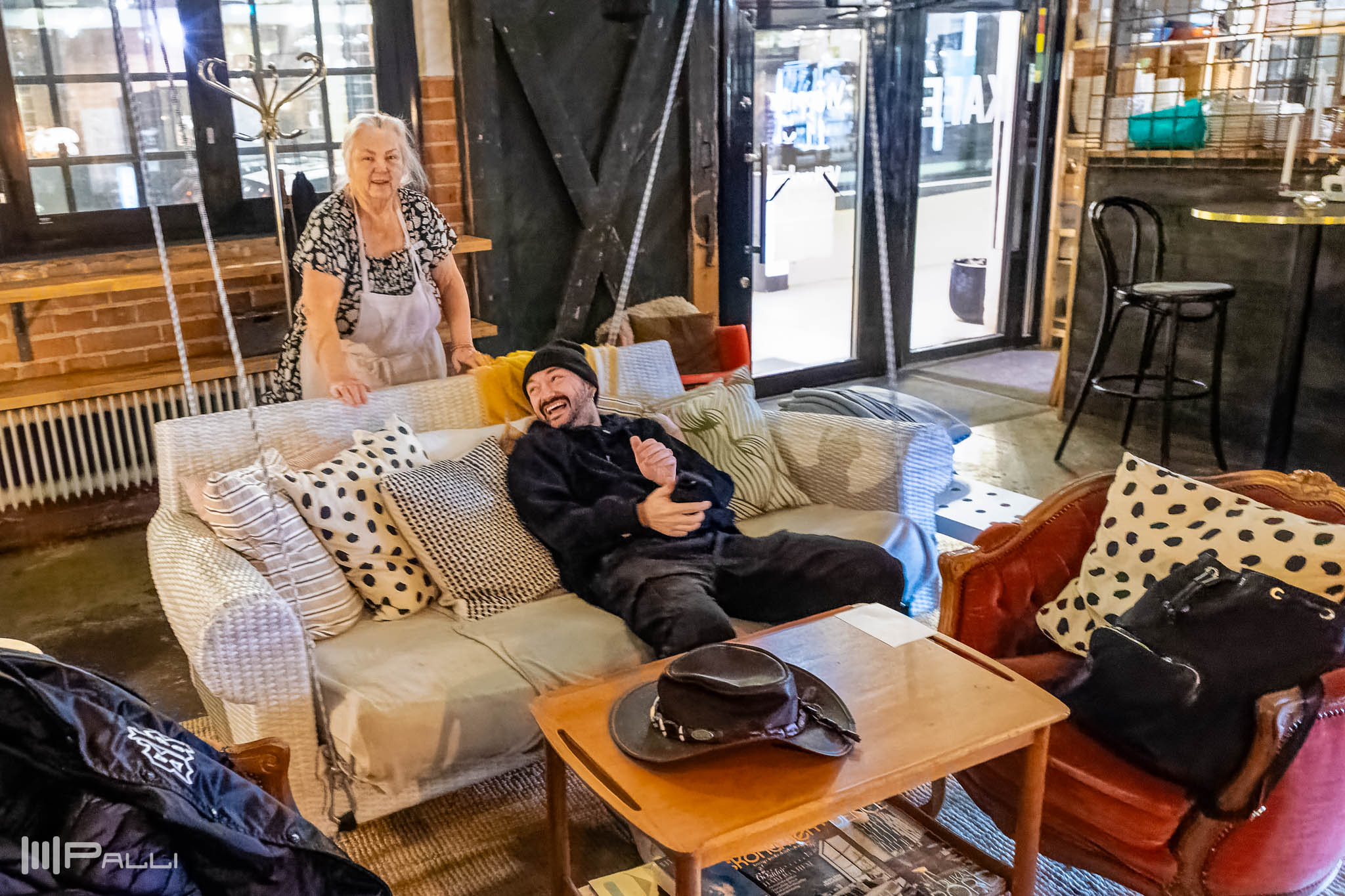 Inspelning av reels till marknadsföringen av Café Varga och utställningen.Katalin Varga och filmaren Georgios Kritikos.19 november 2024.