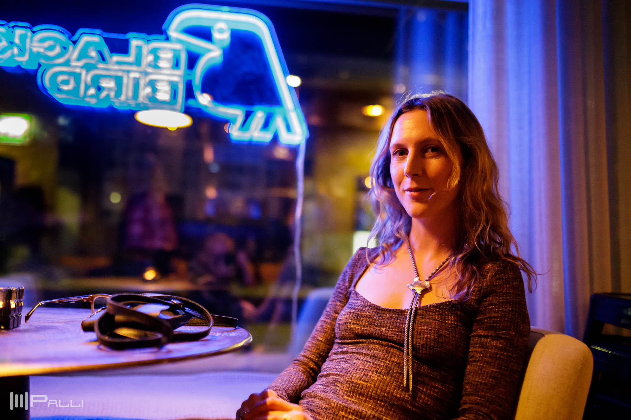 Rebecca Tilles är en svensk-amerikansk låtskrivare och sångerska vars musik rör sig mellan visa, indie-pop och country.28 november 2024.